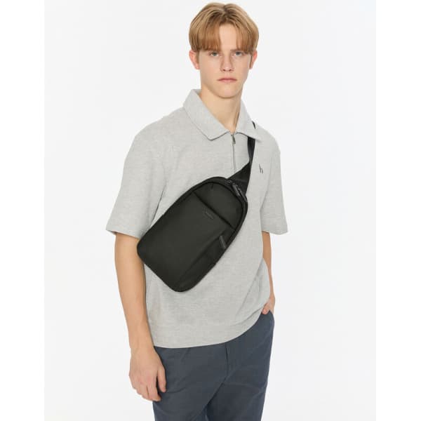 LF몰 25SS 스테디셀러 블랙 로고장식 가죽 슬링백 WUBA5E302BK - 최저가 142,800원
