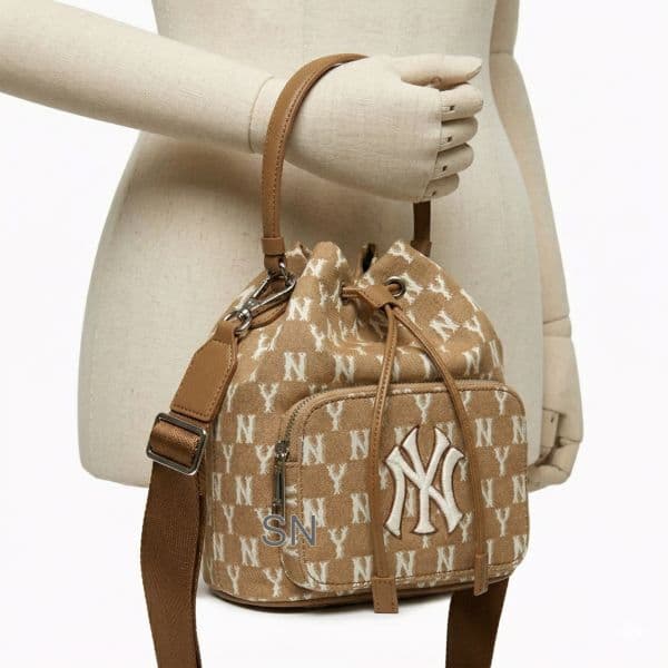 브루니오 MLB 모노그램 자카드 버킷백 NY 베이지 - 최저가 151,810원