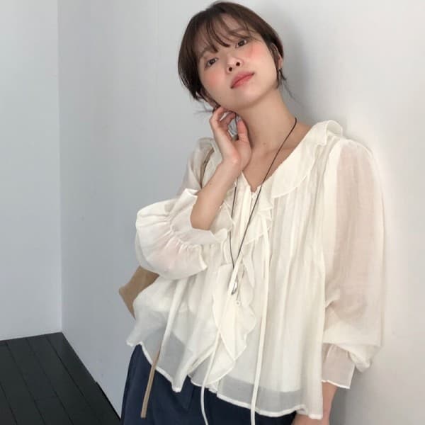 핫썸머비치 브이넥 러플카라 핀턱 시스루 블라우스