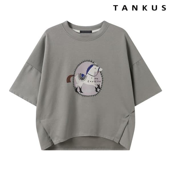 DS패션 프린팅 자수 밑단 트임 반팔 티셔츠 TY2TS002L0 - 최저가 29,830원