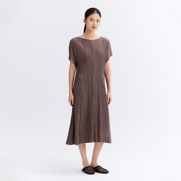 신세계백화점 사선 플리츠 원피스 EPOPM126007 - 최저가 93,840원