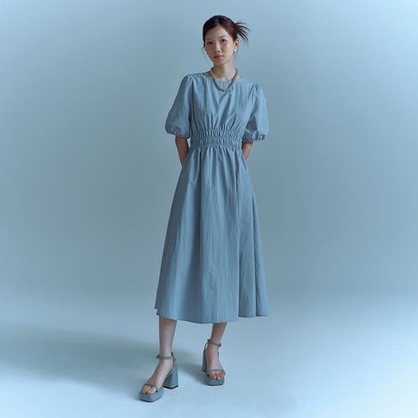 신세계백화점 캐리오버 허리 스모킹 나일론 원피스 스카이블루/아이보리 AR2WOS83