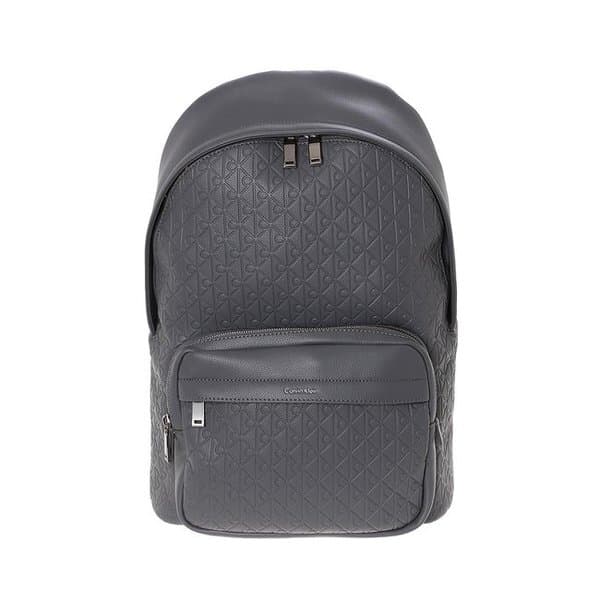 신세계백화점 Calvin Klein Jeans 남성 엠보스드 엠블럼 라운드 백팩 4D3202G-PA7 - 최저가 93,640원